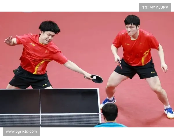 父子默契配合共战双打赛场 业余乒乓球选手赢得观众热烈喝彩